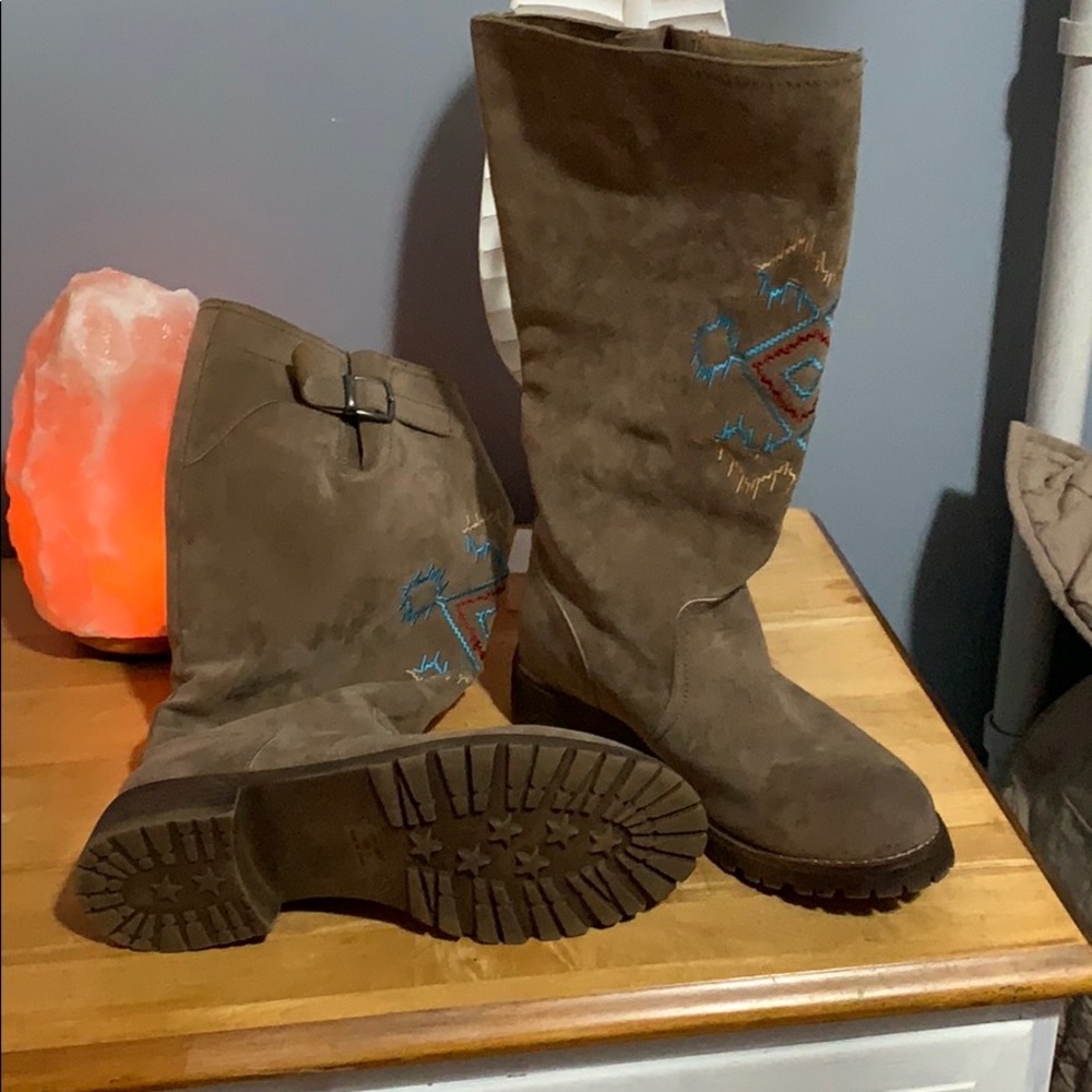 Never worn Muk Luk boots